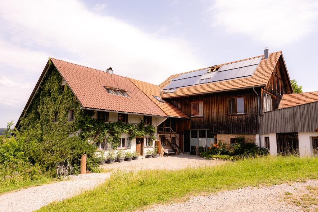 une maison dotée de panneaux solaires sur son côté dans l'établissement Stadt Land Freunde, à Wangen im Allgäu