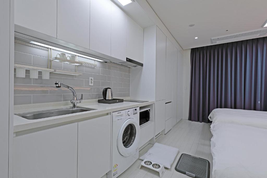 Postel nebo postele na pokoji v ubytování World Sky Residence Hotel