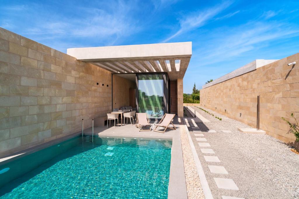 Bazén v ubytování Linear Cabanon Kallithea Luxury Villas nebo v jeho okolí