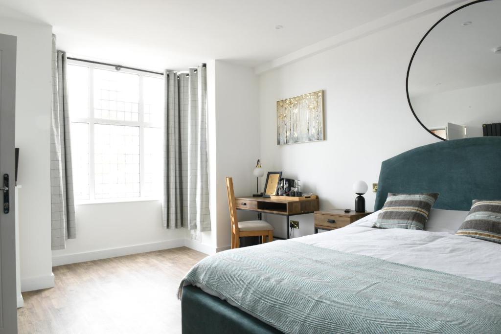 The Almshouse Suites - Deluxe King Suite