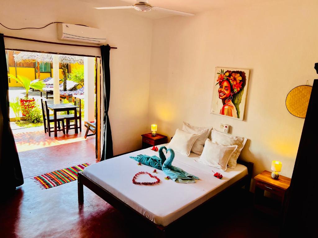 Ein Schlafzimmer mit einem Bett mit in der Unterkunft Villa Nofy studio Bananier in Nosy Be