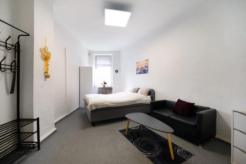um quarto com uma cama, um sofá e uma mesa em Wendelin em Sankt Wendel