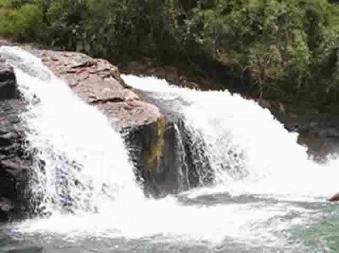 una cascada en medio de un río en Vila do Mago en Itamonte