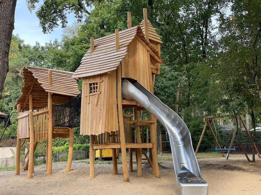 Herní místnost nebo prostor pro děti v ubytování Heerlijk chalet in Hoenderloo met zonnig terras