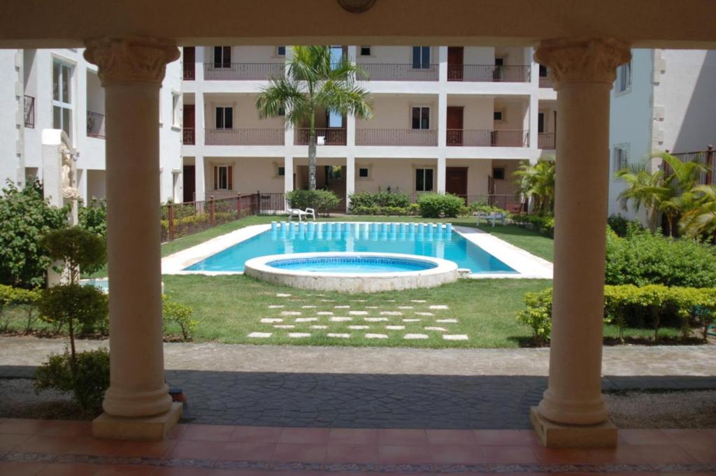 einem Pool vor einem Gebäude in der Unterkunft Stunning 1-Bed Apartment pool view in Punta Cana in Punta Cana