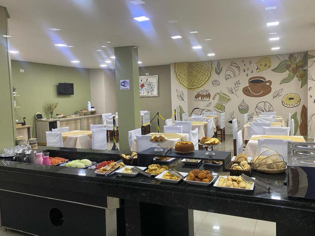 una línea de buffet con muchos tipos diferentes de comida en Moura Palace Hotel, en Foz do Iguaçu