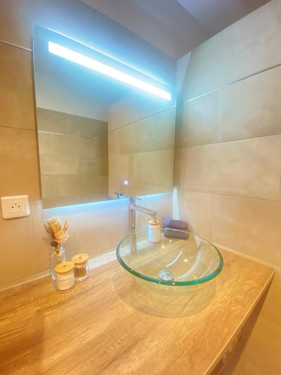 La salle de bains est pourvue d'un lavabo et d'une table en bois. dans l'établissement Casa Fondale, à Santa-Reparata-di-Balagna