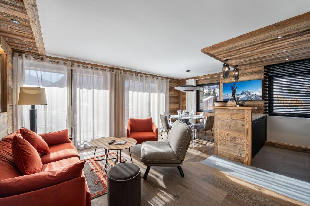 ein Wohnzimmer mit einem Sofa und einem Tisch in der Unterkunft Appartement Blanchot - LES CHALETS COVAREL in Val dʼIsère