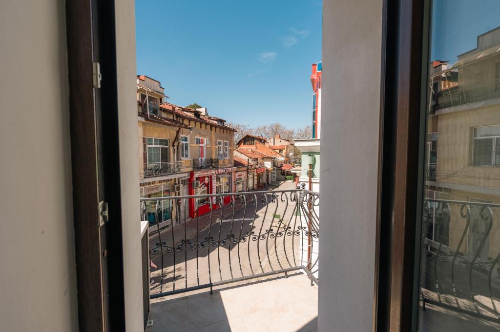 Balkón nebo terasa v ubytování Лондонъ - къща за гости / London - guest house
