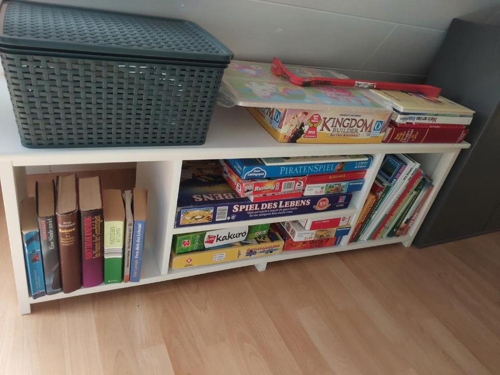 półka pełna książek w obiekcie Blaue Oase w mieście Perlin