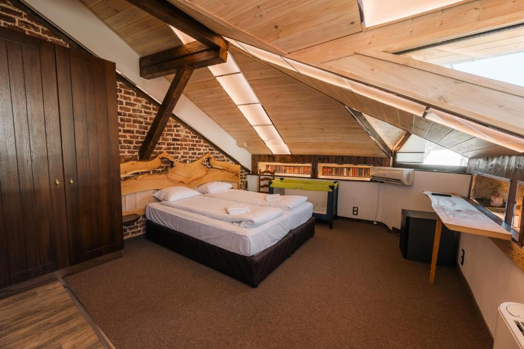Postel nebo postele na pokoji v ubytování Лондонъ - къща за гости / London - guest house
