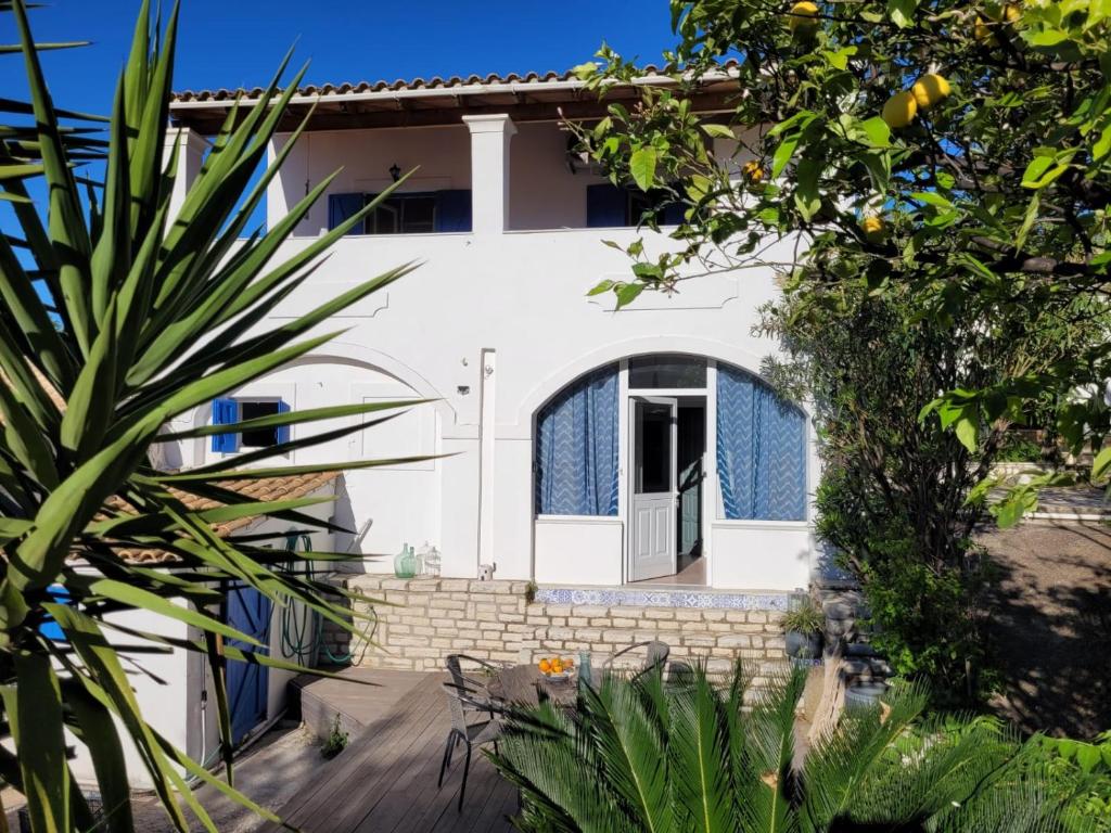 Το κτήριο όπου στεγάζεται  η παραθεριστική κατοικία