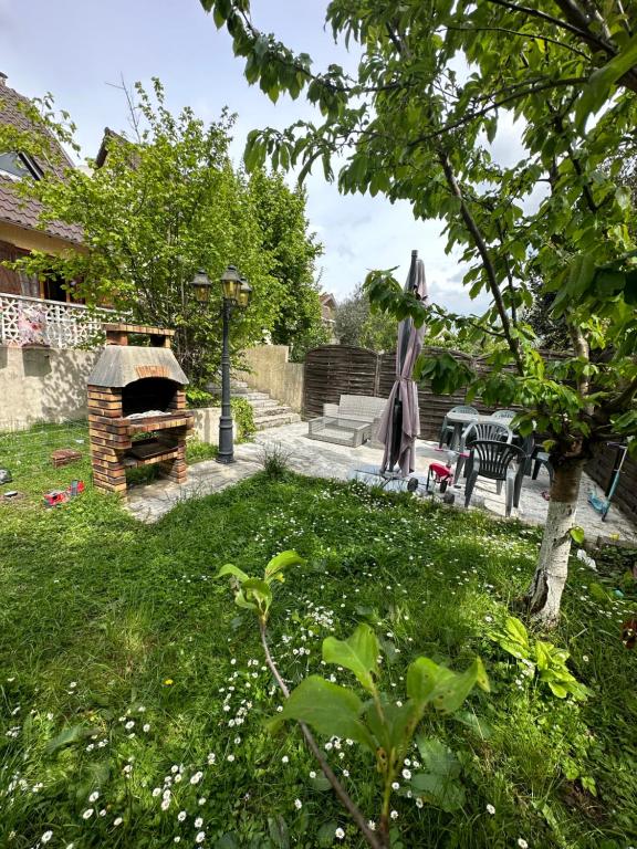 um jardim com um forno de tijolos num quintal em Villa*proche Aeroport et gares . em Viry-Châtillon