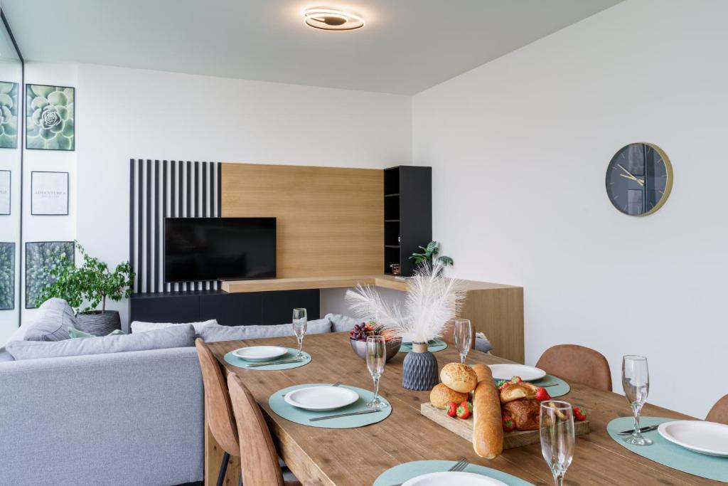 een woonkamer met een tafel met eten erop bij Nr 28 TravelHome in Heusden - Zolder