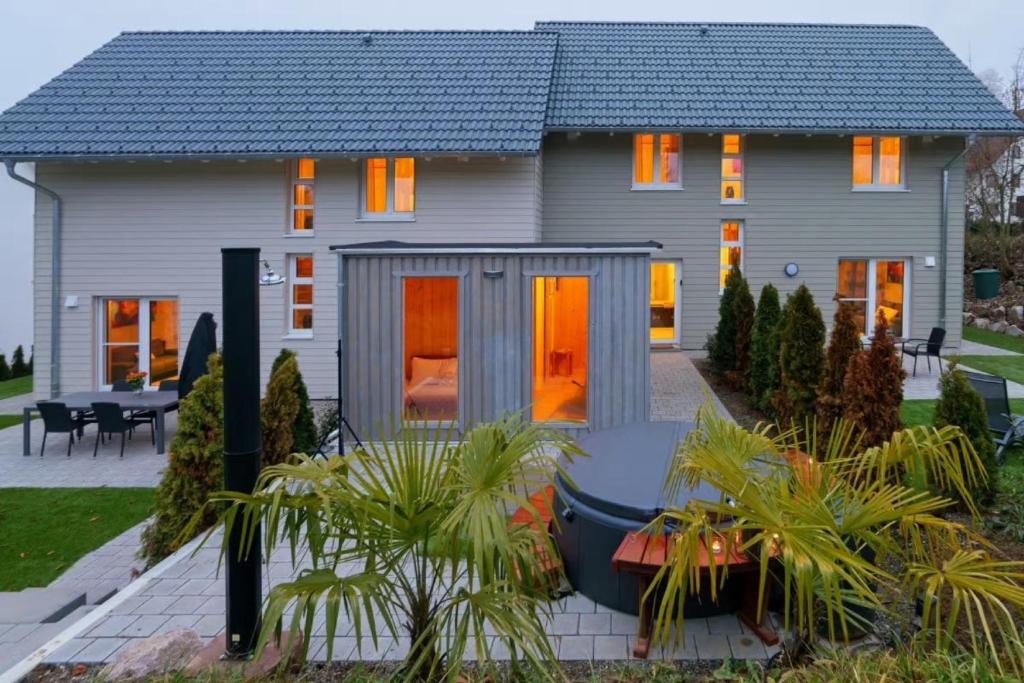 ein Haus mit orangefarbenen Lichtern an den Fenstern in der Unterkunft Ferienhäuser Stickel in Freudenstadt