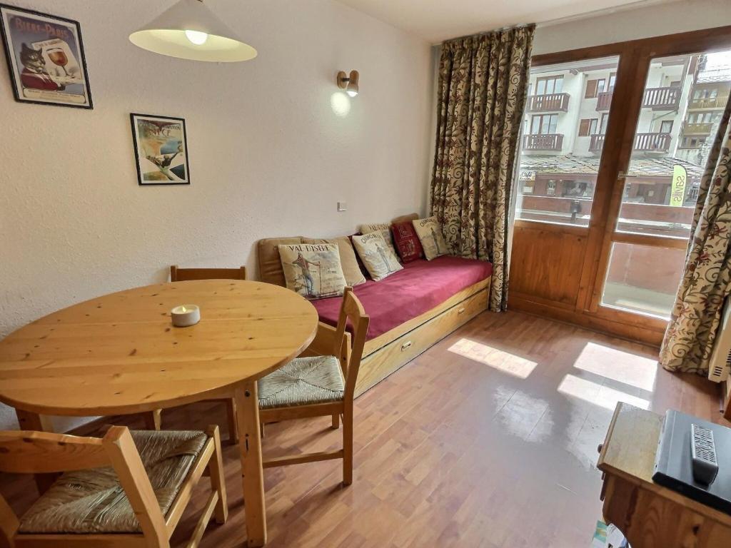 Posedenie v ubytovaní Appartement 2P 4 pers, Val d’Isère, skis aux pieds, proche village, navettes et services à proximité - FR-1-411-153