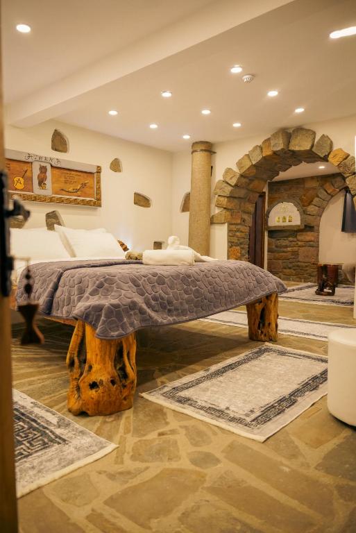 Un dormitorio con una cama hecha de troncos en Areto Butik Otel, en Dereköy