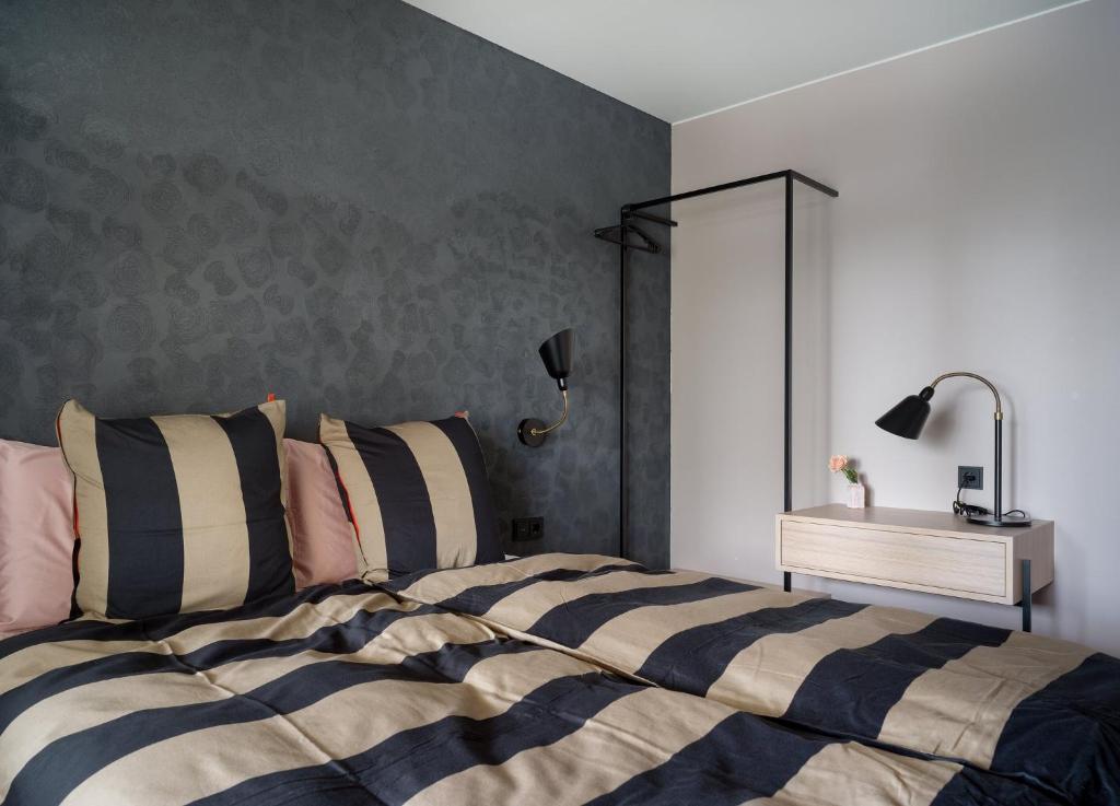 ein Schlafzimmer mit einem großen Bett mit gestreiften Kissen in der Unterkunft Hotel Lotus in Reykjavík