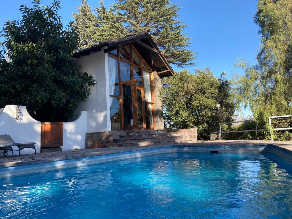 uma piscina em frente a uma casa em Casa Arrayán em Santiago
