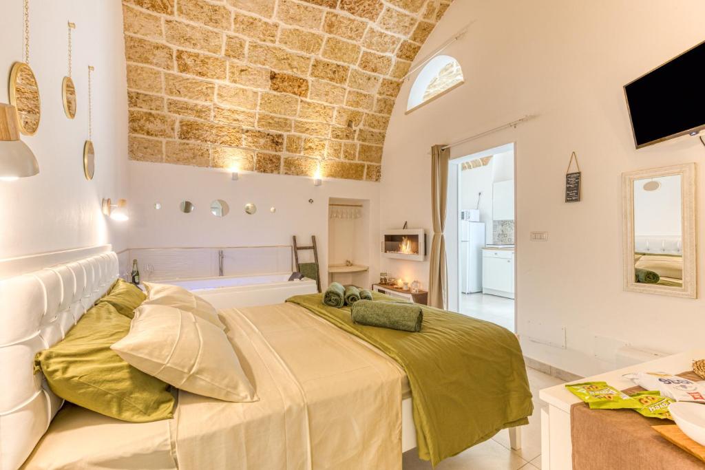 1 Schlafzimmer mit 2 Betten und einem TV an der Wand in der Unterkunft Bilocale con vasca idromassaggio in Presicce