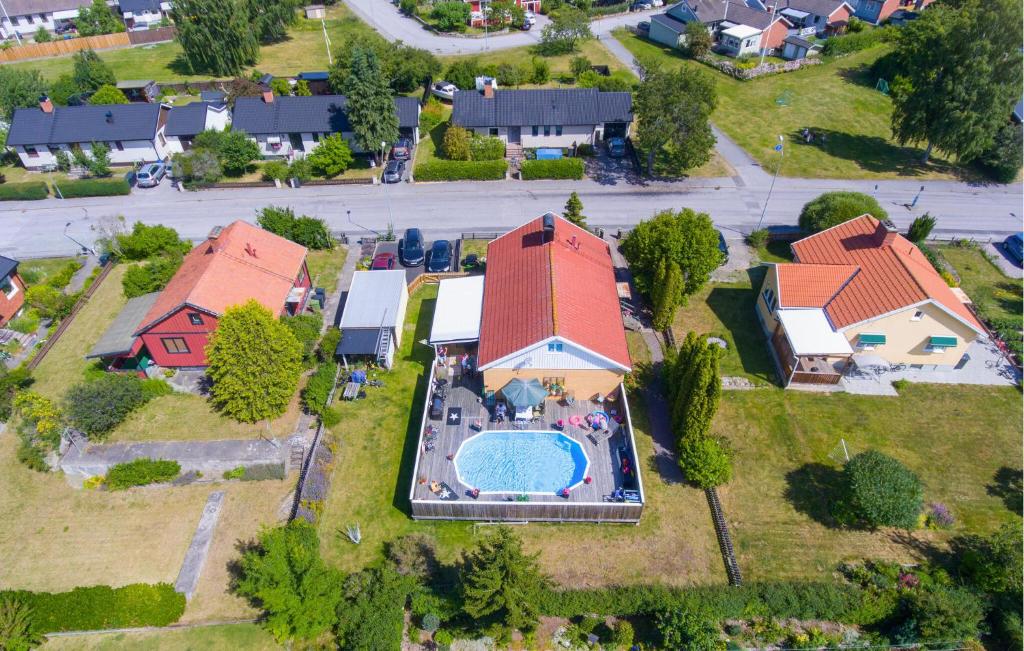 韦斯特维克Gorgeous Home In Västervik With Wifi的带游泳池的房子的鸟瞰图