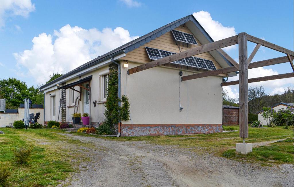 une maison dotée de panneaux solaires sur son côté dans l'établissement Nice Home In Marcillac-la-croisille With Wi-fi, à Marcillac-la-Croisille