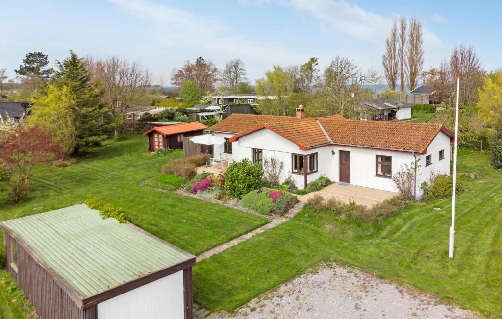 - une vue aérienne sur une maison avec une cour dans l'établissement Beautiful Home In Stege With Wifi, à Stege