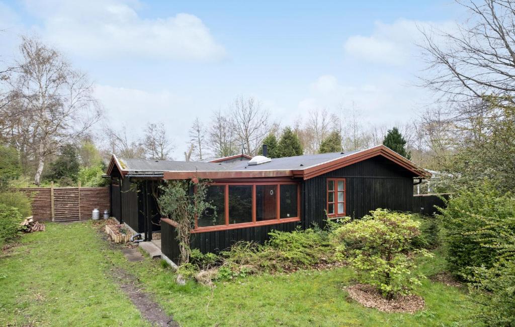 a small house in a yard with a garden at Beautiful Home In Vejby With Kitchen in Vejby