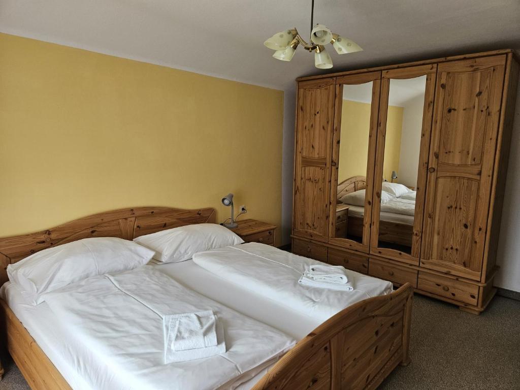 מיטה או מיטות בחדר ב-Ferienhaus Sinning