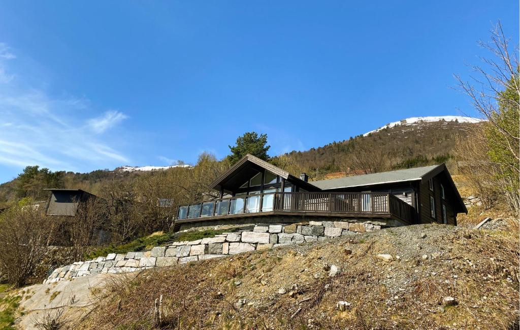 une maison au sommet d'une colline rocheuse dans l'établissement Lovely Home In Valldal With Kitchen, à Valldal
