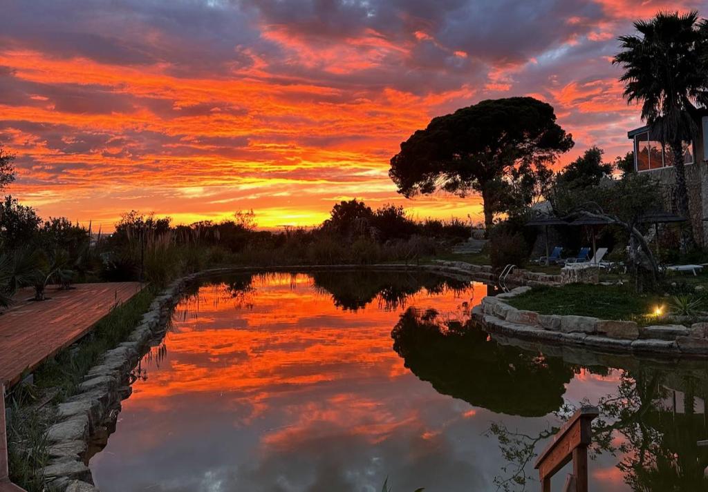 um pôr-do-sol sobre um corpo de água com um pôr-do-sol em Oasis Camp Portugal em Lagoa