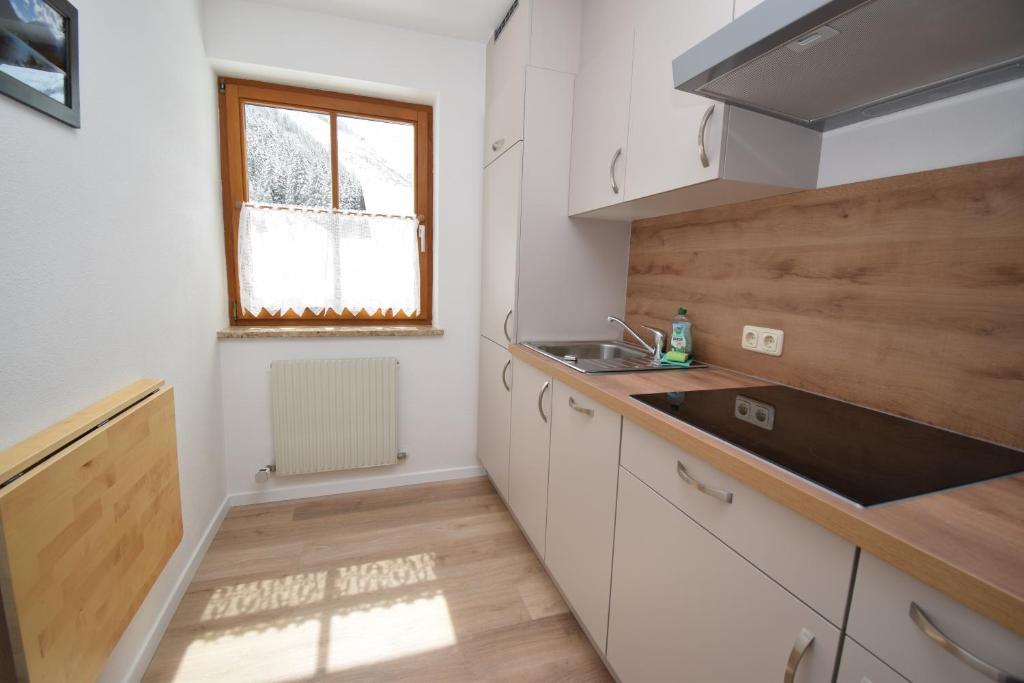 Kuchnia lub aneks kuchenny w obiekcie Landhaus Bichlbach