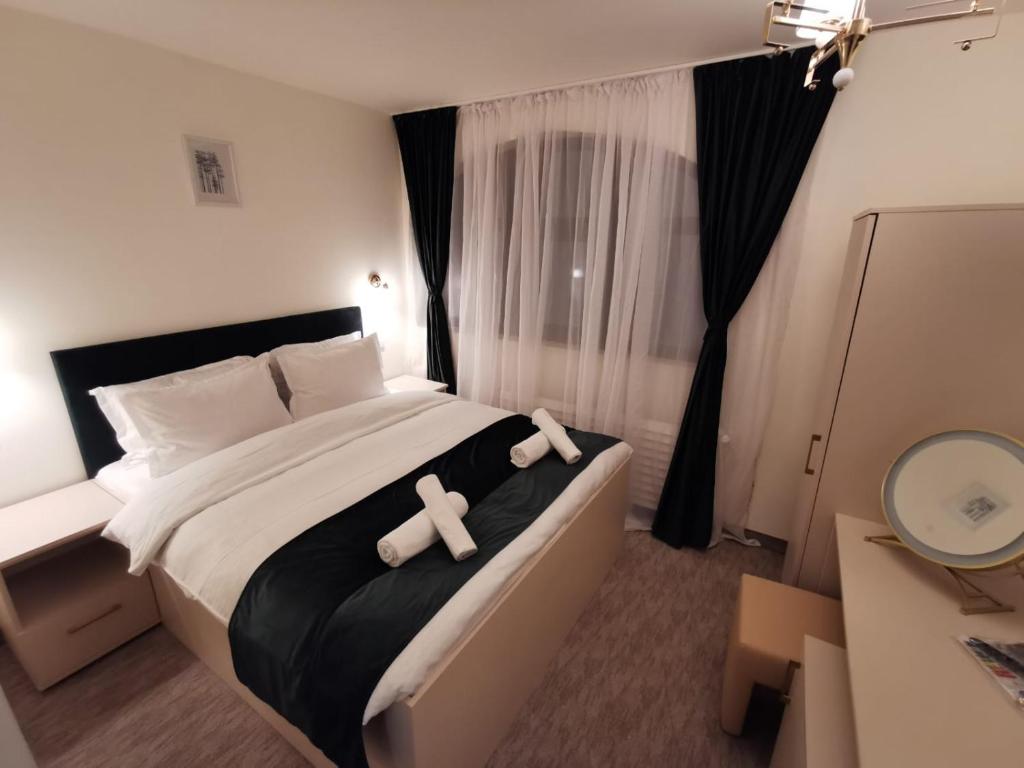 Łóżko lub łóżka w pokoju w obiekcie Hotel Cerbul Chalet