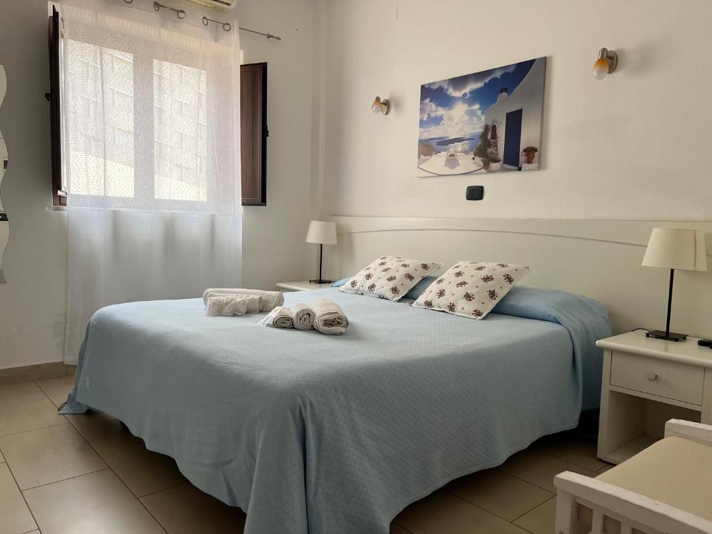 een slaapkamer met een bed met twee handdoeken erop bij B&B Villa Da Antonio in Caltanissetta
