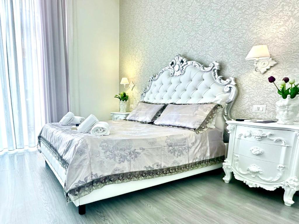 Łóżko lub łóżka w pokoju w obiekcie Palazzo Chiatamone