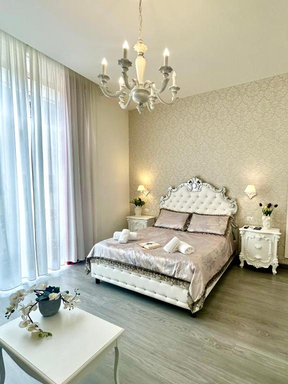 Łóżko lub łóżka w pokoju w obiekcie Palazzo Chiatamone