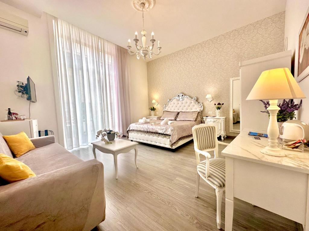 Łóżko lub łóżka w pokoju w obiekcie Palazzo Chiatamone