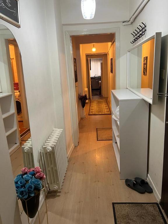 een hal van een huis met een gang bij Big and full apartment in Şişli near Taksim in Istanbul