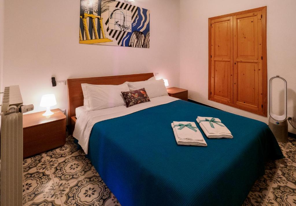 sypialnia z łóżkiem i dwoma ręcznikami na nim w obiekcie Unda de Ma Sea View Terrace Apartment w mieście Vernazza