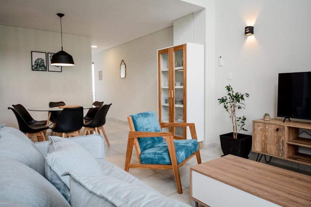 een woonkamer met een bank, stoelen en een tafel bij 5- Fantastico duplex centrico! in Mendoza