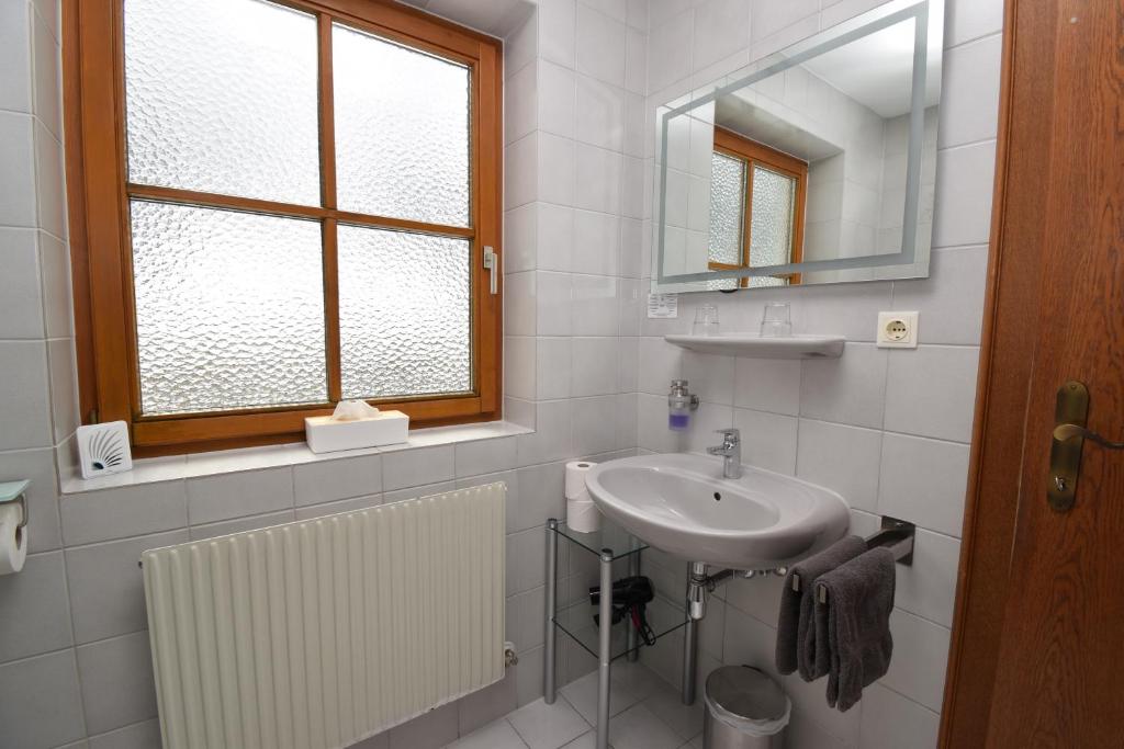 Łazienka w obiekcie Landhaus Bichlbach