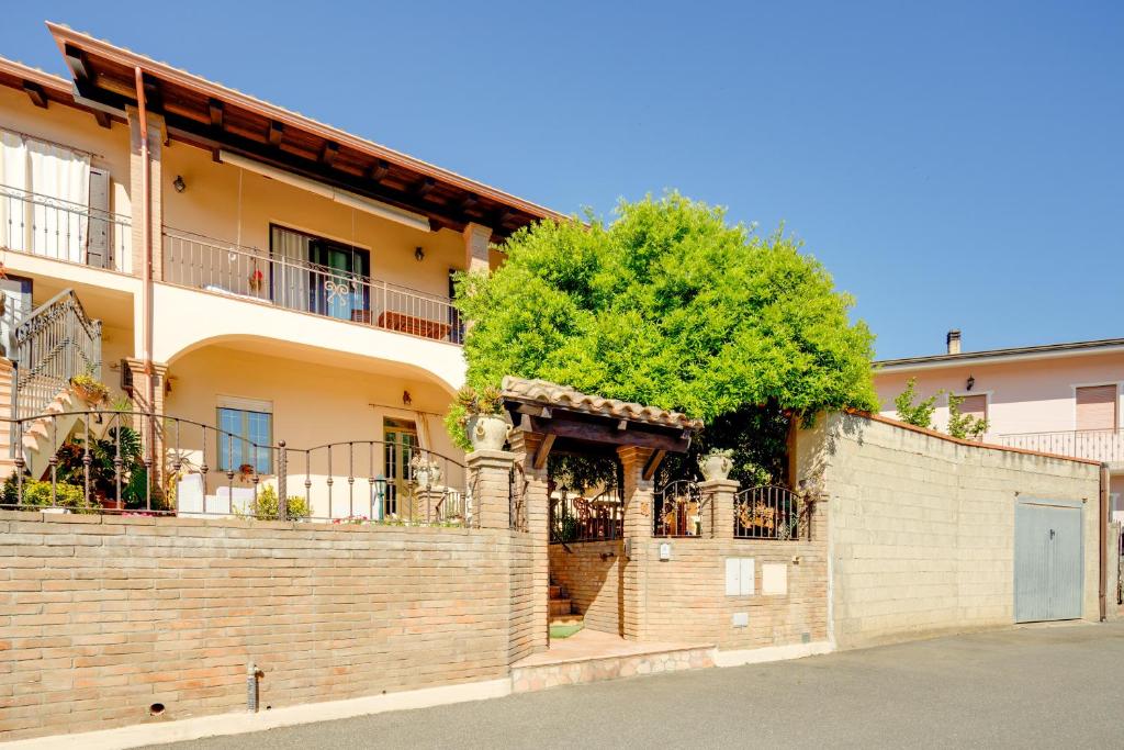 una casa con una pared de ladrillo y un árbol en Casa Rosa, en Fluminimaggiore