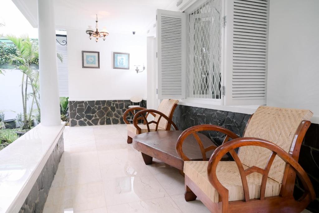 Posezení v ubytování Kirana Guest House Bogor