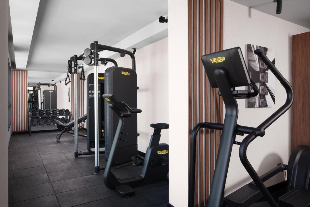 Courtyard by Marriott Casablanca Downtownにあるフィットネスセンターまたはフィットネス設備