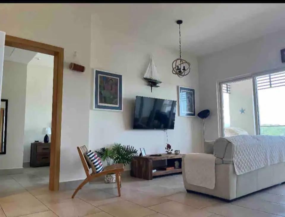 TV a/nebo společenská místnost v ubytování Alquiler vacacional Apartamento en Playa Escondida Resort & Marina En el mar Caribe