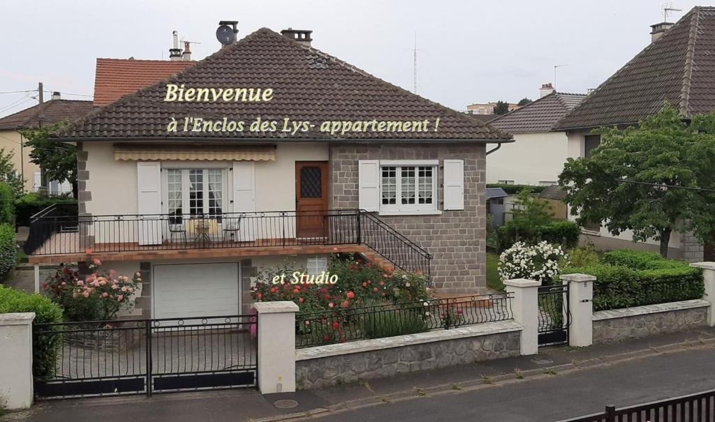 une maison avec un panneau à l'avant dans l'établissement L'Enclos des Lys -appartement, à Aurillac