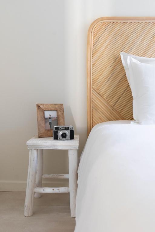 un lit et une table avec une caméra sur un lit dans l'établissement Sweet Cocoon in a city center, à Marseille