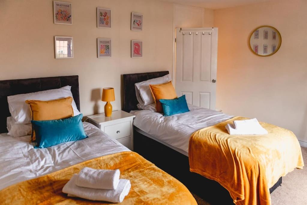 バーミンガムにあるIlford - Driveway- 3 bed- M6 J6 Contractors & Familiesのベッドルーム1室(隣り合わせのベッド2台付)