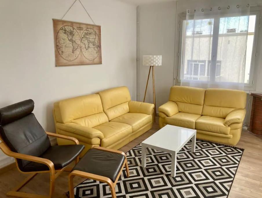 d'un salon avec un canapé et des fauteuils jaunes. dans l'établissement Grand appartement proche Cité de l'Espace, à Toulouse