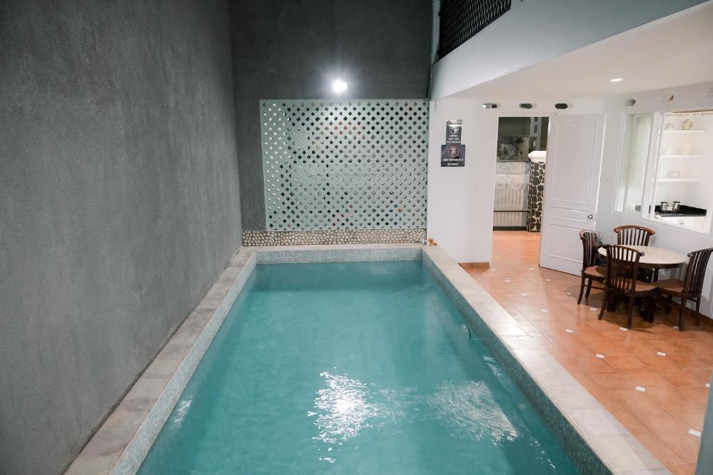 Bazén v ubytování Kirana Guest House Bogor nebo v jeho okolí
